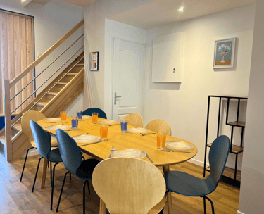 Salle à manger spacieuse pour équipes en déplacement avec grande table conviviale.