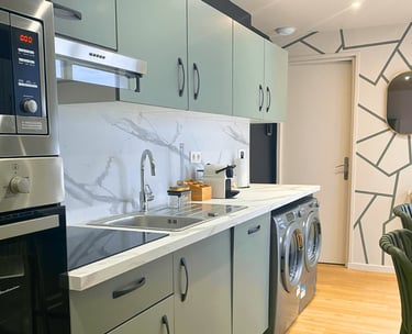 Cuisine moderne équipée dans logement professionnel pour séjours de longue durée