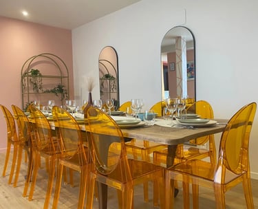 Salle à manger équipée pour logement professionnel, idéale pour repas d’équipe