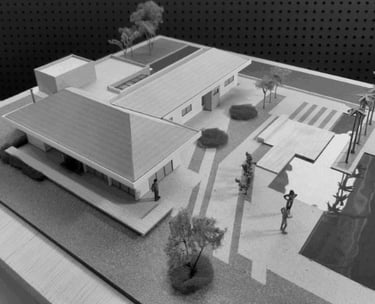 Maquete física de residência com telhado inclinado e volumetria em múltiplos níveis arqmaisast