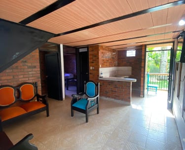 Sala de una de las cabañas del Hotel Palmas de Santa Helena Quimbaya Quindío