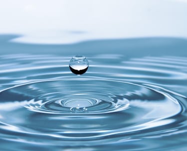 Gota de agua como símbolo de calma mental y bienestar en un retiro consciente