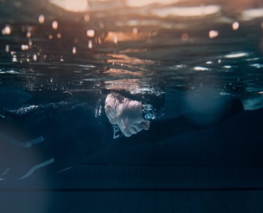 Mannequin nageant dans une piscine avec une combinaison étanche 2XU
