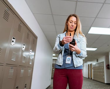 Coordinadora en instalaciones educativas encendiendo su radio PoC Motorola