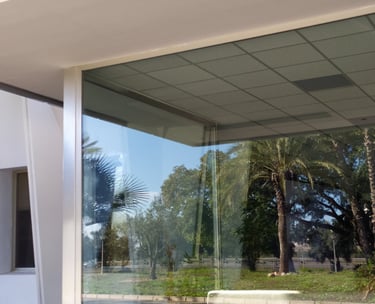 Instalación de acristalamiento de seguridad de gran formato para fachadas y oficinas.