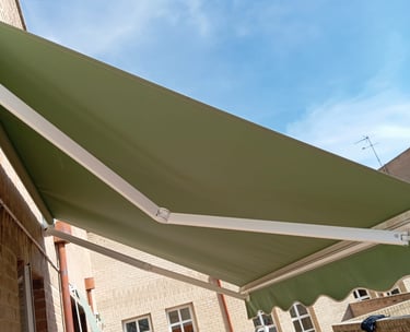 Montaje de toldos para balcones y ventanas en viviendas particulares y comunidades.