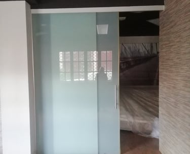 Instalación de puertas de cristal satinado para interiores y oficinas - Separación de ambientes.