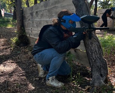 Joueur en pleine partie de paintball sur le terrain de Corsican paintball à Anghione en Corse
