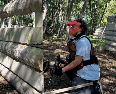 Joueur en pleine partie de paintball sur le terrain de Corsican paintball à Anghione en Corse