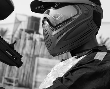 Joueur équipé d'un masque de protection paintball et d'un lanceur chez Corsican Paintball à Anghione