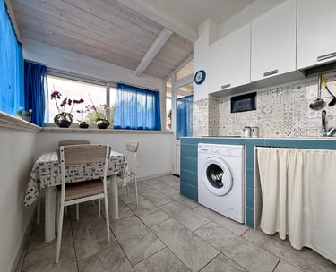 Cucina attrezzata in appartamento vacanze con frigorifero e lavatrice