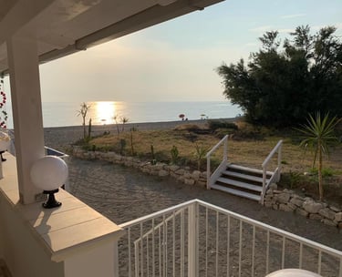 Doccia libera sulla spiaggia vicino agli appartamenti Home Beach