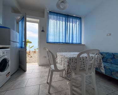 Spiaggia libera davanti alla struttura Home Beach a Longobardi Marina