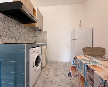 Cucina attrezzata in appartamento vacanze con frigorifero e lavatrice