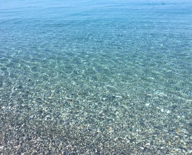 Spiaggia libera davanti alla struttura Home Beach a Longobardi Marina