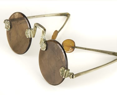 Lentes de sol chinos antiguos con montura metálica y lentes de cuarzo ahumado.