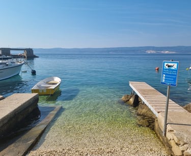 The photo shows the official beach for pets in Lokva Rogoznica in the area of Ivašnjak.