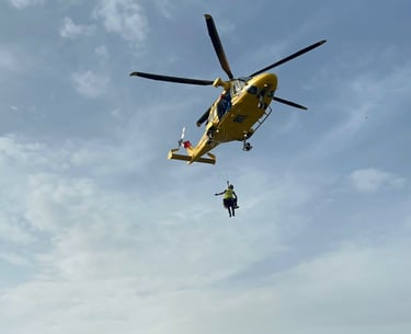 Вертолет в полете - Вертолет в действии во время симуляции тренинга HEMS для воздушных спасателей
