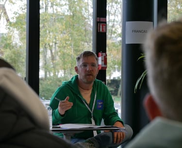 Intervenant animant un atelier sur la paix et la liberté lors de l'événement harc'event