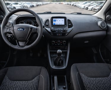 Interior do Ford Ka com painel, volante multifuncional e central multimídia em destaque, visto do ba