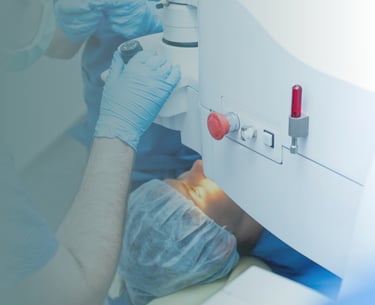 médico usando máquina de oftalmología