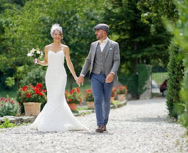 Photo d'un mariage à Dijon avec les mariés souriants, marchant dans une allée mains dans la main.