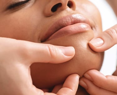 Jeune femme recevant un KOBIDO Massage Facial du Japon