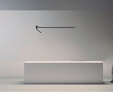 Luminaria técnica de brazo orientable sobre bañera en espacio de diseño minimalista