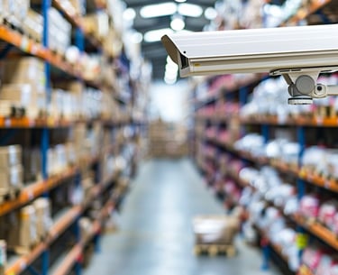 Seguridad y protección de mercancías con cámaras de vigilancia dentro de almacenes