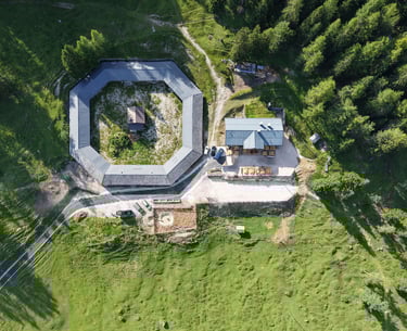 Malga Misurina mit Blick von oben - Vogelperspektive