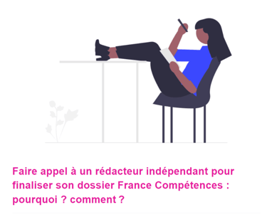 Redactrice à son bureau les pieds sur la table