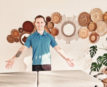 a terapist standing in front of a wall with dekoration with baskets, holistic atmosphere 