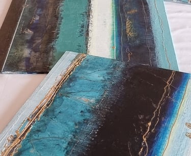 trois petits tableaux dégradé de bleus évoquant le bord de mer