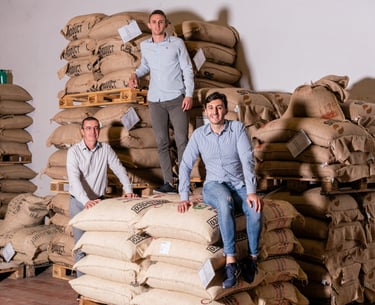 Famiglia Corsini nel magazzino del caffè tra sacchi di juta