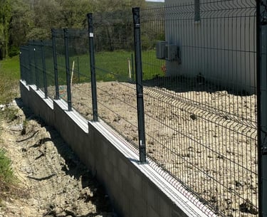 Pose de clôture et muret extérieur aménagement terrain paysagiste Montélimar