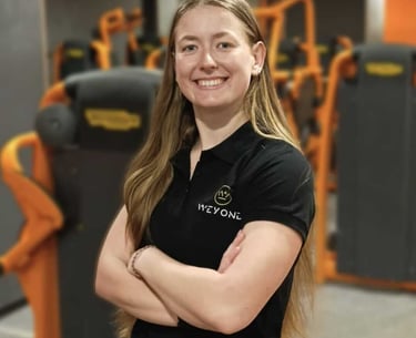Coach sportif féminin dans une salle