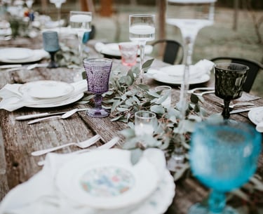 Table de mariage champêtre avec vaisselle vintage