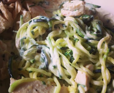 Macarrão de abobrinha com molho branco e frango