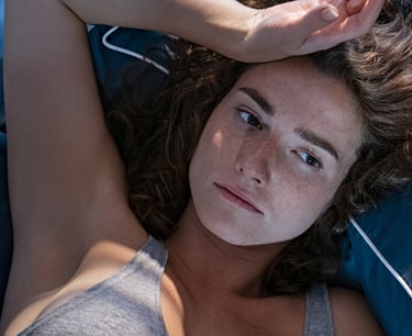 mulher deitada na cama sem sono 