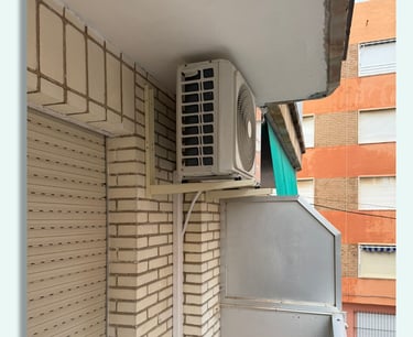 Equipo de aire acondicionado correctamente instalado en Torrevieja