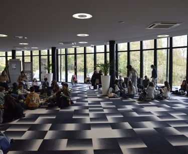 les élèves dejeunant lors de l'événement harc event, journée de lutte contrre le harcèlement scolair