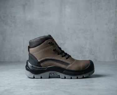 Bota industrial de cuero cafe, vista de perfil, calzado de trabajo