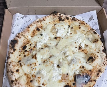 izza quatre fromages artisanale de Chez Arte à Canggu, Bali.