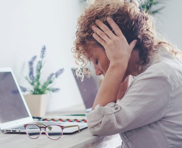 femme qui n'arrive plus à se concentrer, au bord de l'épuisement mentale