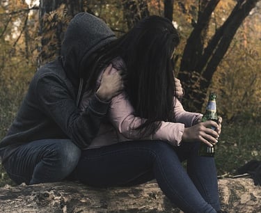 Une jeune femme qui boit de l'alcool