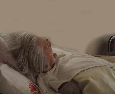 une personne âgée est allongée dans son lit