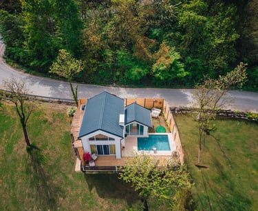 a house with a pool and a pool in the middle of a lush green lawn yemyeşil bir çimenliğin ortasında