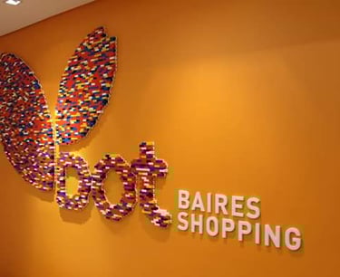 a wall mounted sign that says babies shop Corporasti regalos empresariales