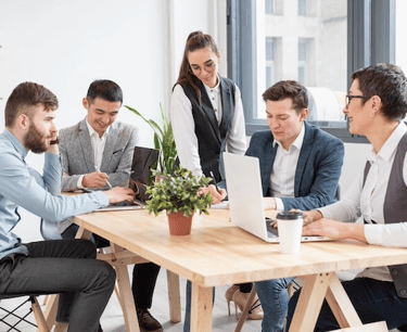 Jovens profissionais realizando check-in emocional em equipe de trabalho