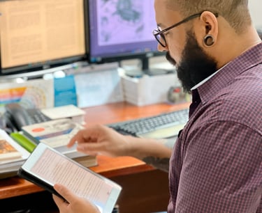 Diagramador profissional trabalhando nas revisões do projeto gráfico de um novo livro